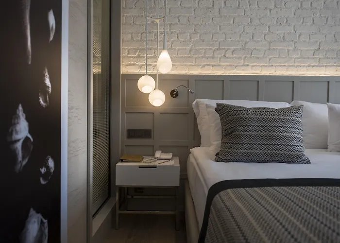 Acanthus Cennet Barut Collection